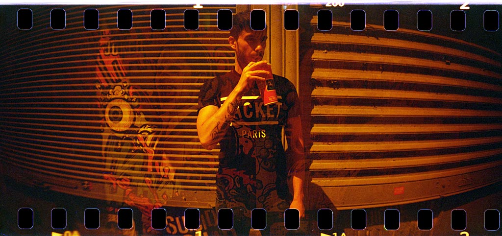 Le Sprocket Rocket se prête bien à la double exposition et est un bon choix pour expérimenter certains films. Ici un essai avec une pellicule Redscale de Lomography.