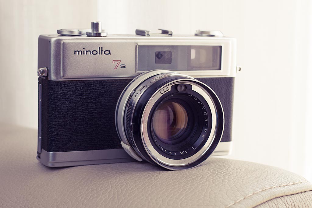 Le Minolta Hi-Matic 7S n'est pas le plus léger ou le moins encombrant de sa catégorie mais il est équipé d'une belle optique, et reste opérationnel en mode manuel, même sans pile.